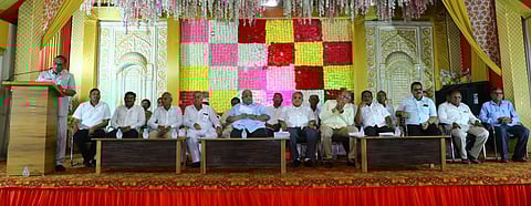 धुळे : शिरपूर शेतकरी सहकारी साखर कारखाना भाडे कराराने देण्याचा ठराव सर्वसाधारण सभेप्रसंगी उपस्थित माजी मंत्री आमदार अमरिशभाई पटेल, तालुक्याचे आमदार काशिराम पावरा, धुळे जिल्हा परिषद अध्यक्ष डॉ. तुषार रंधे आदी मान्यवर.