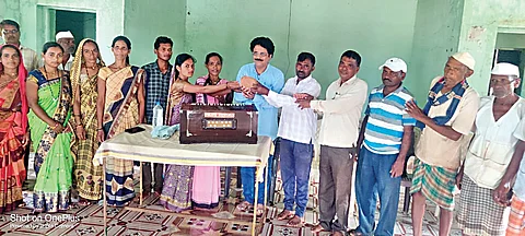 सुरगाणा : संगीतकार संजय गिते यांचा सत्कार करताना ग्रामस्थ.