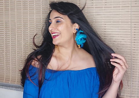 Sai Lokur : आळशी सईचा अचानक ब्ल्यू आऊटफिट (video)