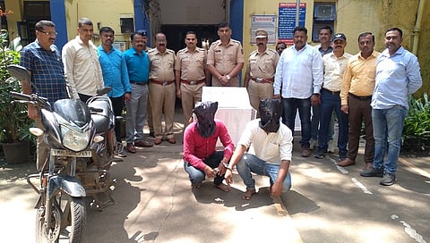 नाशिक : चेनस्नॅचर्ससह चोरीचे सोने विकत घेणा-या सोनाराला ठोकल्या बेड्या