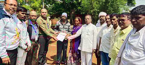 पिंपळनेर : निलेश बोरसे यांच्या आई वडीलांकडे धनादेश सुपूर्त करताना आदिवासी विकास विभागाचे पदाधिकारी. (छाया: अंबादास बेनुस्कर)