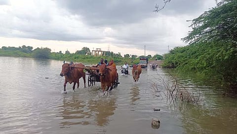 इंद्रायणी नदीवरील पूल सातव्यांदा पाण्याखाली गेल्याने ८ गावांचा संपर्क तुटला आहे.