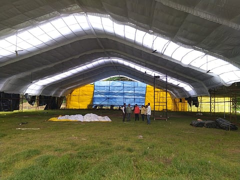 सिडको : गोल्फ क्लब मैदानावर महाबौद्ध धम्म मेळावा, महाश्रामणेर शिबिराची सुरू असलेली जय्यत तयारी. (छाया : राजेंद्र शेळके)