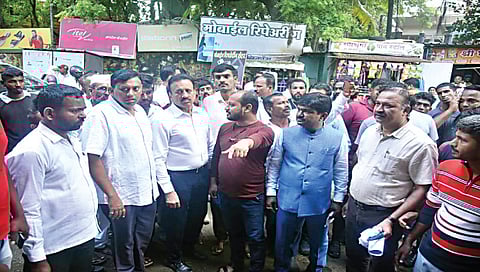 सिन्नर : सरस्वती नदीच्या पुराने झालेल्या नुकसानग्रस्त भागाची पाहणी करताना ग्रामविकासमंत्री गिरीश महाजन, खासदार गोडसे.