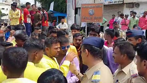 सोलापूर : पोलीस आणि गणेश भक्तांमध्ये डॉल्बीच्या आवाजावरून वाद