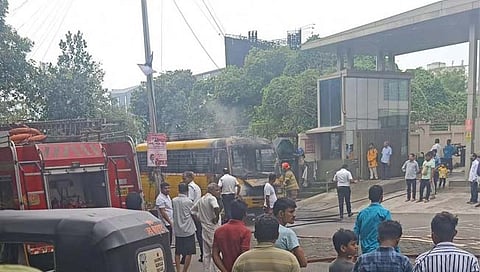 खारघर येथे स्कूल बसला आग लागली.