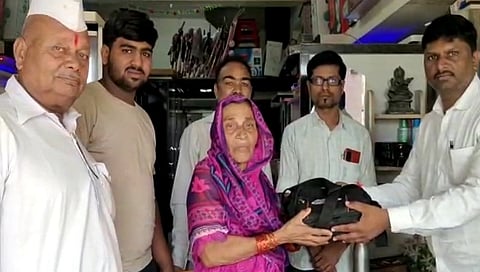 नाशिक : सापडलेली पैशांची बॅग महिलेस केली परत, प्रामाणिकपणाचे होतेय कौतुक