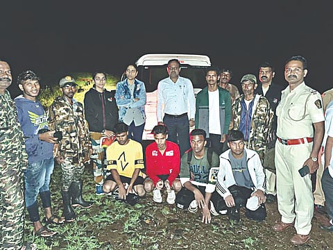 नाशिक ः हरिहर गडावर अडकलेल्या चौघा युवकांच्या सुटकेप्रकरणी आपत्ती व्यवस्थापनाचे पथक, वनखाते आणि पोलिस.