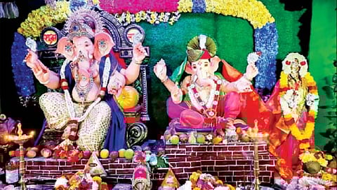 सिंधुदुर्ग : एकाच मंडपाखाली दोन गणपती अन् गौरीचे पूजन; देवगड किल्ला येथील कुटुंबीयांची परंपरा