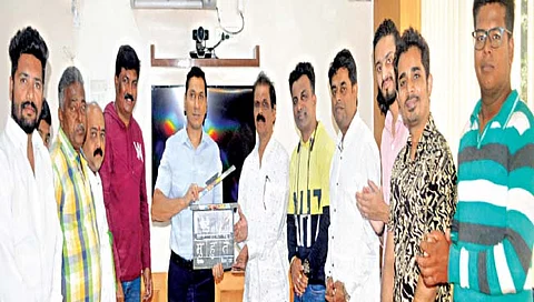 कोल्हापूर : ‘पुढारी’चे चेअरमन डॉ. योगेश जाधव यांच्या हस्ते ‘कैद’ चित्रपटाचा मुहूर्त