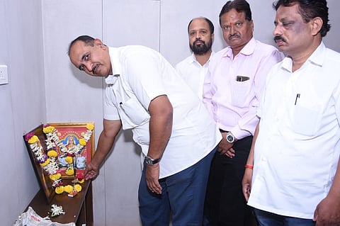 सरस्वतीच्या प्रतिमेचे पूजन करताना अध्यक्ष चंद्रकांत टिकुळे, संजय ससाणे, डॉ. सुभाष घुले व अन्य संचालक.