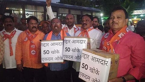 धुळे : मंत्री गुलाबराव पाटील यांच्या ताफ्यासमोर ठाकरे गटाच्या शिवसैनिकांचे निदर्शने