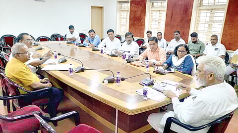 मालेगाव : जलजीवन मिशन अंतर्गत पाणीपुरवठा योजनांचा आढावा घेताना बंदरे व खनिकर्म मंत्री दादा भुसे.