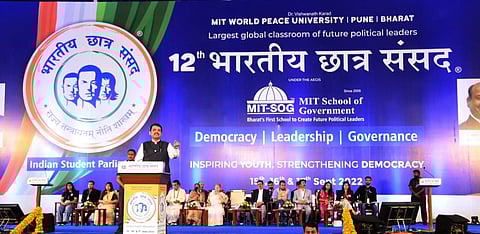 भ्रष्टाचारी लोकांना निवडून देऊ नका: फडणवीस, भारतीय छात्र संसदेचा समारोप