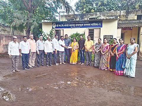 सिडको : कै. भरत खेलूकर यांच्या कुटुंबीयांना 25 लाखांचा धनादेश देताना एनडीएसटी सोसायटीचे पदाधिकारी व शिक्षकवृंद. (छाया : राजेंद्र शेळके)