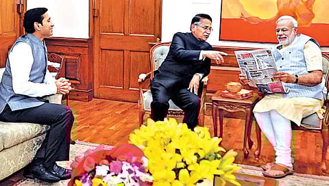 11 ऑगस्ट 2014 रोजी नवी दिल्लीत पंतप्रधान निवासस्थानी माझ्या झालेल्या भेटीदरम्यान दै. ‘पुढारी’ पाहताना पंतप्रधान नरेंद्र मोदी. शेजारी चि. योगेश जाधव.