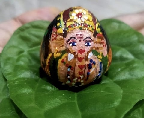 बारामती: सांगवीत सुपारीवर श्रीगणेशाची कलाकुसर