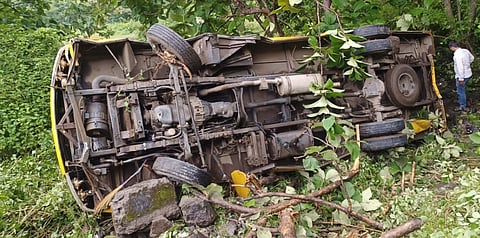 पुणे: गिरवली आयुका केंद्रामधील घाटात शाळेची बस दरीत कोसळून ४९ जण जखमी