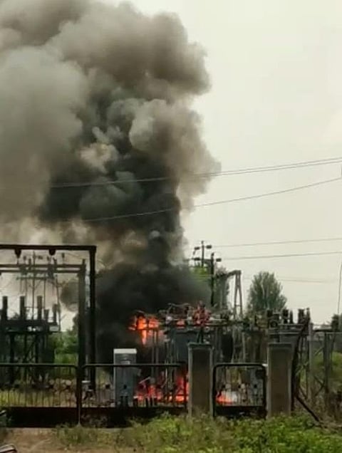 शेवगाव: घोटन विज वितरण उपकेंद्रातील पॉवर रोहित्रास लागली आग