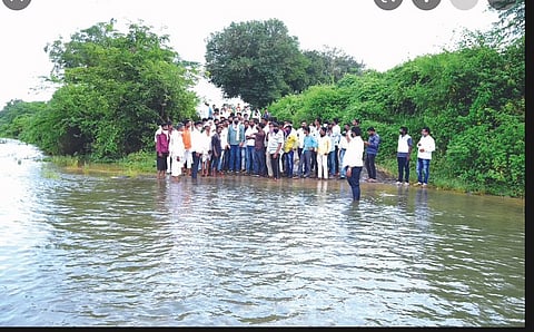 नान्नज : कौतुका नदीवरील पूल पाण्याखाली, दोन्ही पुलांच्या कामांना संबंधित विभागाने त्वरित मंजुरी देण्याची मागणी