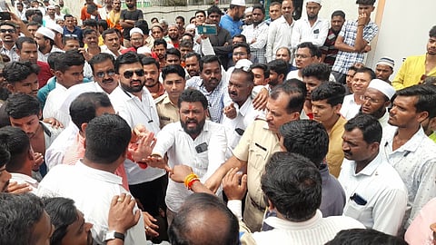 संगमनेर: कृषी उत्पन्न बाजार समितीत शेतकऱ्याला व्यापाऱ्याची मारहाण; दोघांवर गुन्हा दाखल