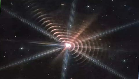 चारही बाजूंनी प्रकाशाचे तरंग असलेला तारा