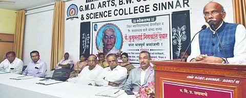 सिन्नर : महाविद्यालयात कै. कुसुमताई पवार यांच्या शोकसभेप्रसंगी बोलताना मविप्रचे सरचिटणीस अॅड. नितीन ठाकरे. समवेत कृष्णाजी भगत, डॉ. पी. व्ही. रसाळ आदी.