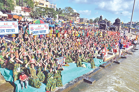 पंचवटी: स्वामीनारायण मंदिर संस्थेतर्फे काढण्यात आलेल्या जलयात्रेत सहभागी उपस्थित महिला भाविक. (छाया : हेमंत घोरपडे)