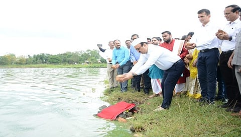नाशिक : गंगापूर धरणाच्या जलपूजन प्रसंगी धरणात नारळ वाहताना मनपा आयुक्त डॉ. चंद्रकांत पुलकुंडवार(छाया- हेमंत घोरपडे)
