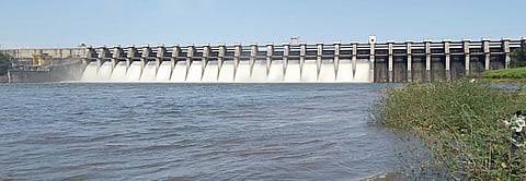 नाथसागर धरणाचे १८ दरवाजे तीन फुटांनी उघडले; ५६ हजार क्युसेक पाण्याचा गोदावरीत विसर्ग