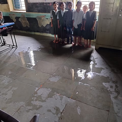 जिल्हा परिषद प्राथमिक काटवान वस्ती शाळेच्या वर्गखोल्यांमध्ये पावसाचे पाणी शिरले