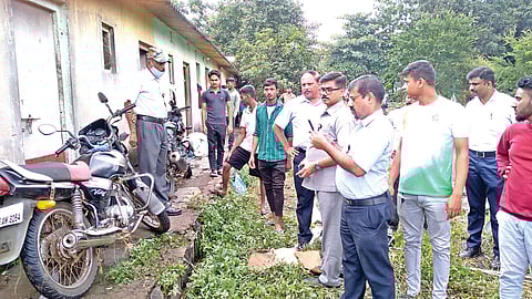 सातपूर : सोमेश्वर कॉलनीत नुकसानीची पाहणी करताना नगरसेवक, पोलिस अधिकारी यांनी पाहणी करत नुकसान झालेल्या कुटुंबाला धीर दिला.