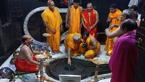 त्र्यंबकेश्वराच्या शिवपिंडीची झीज : वज्रलेपासाठी 3 दिवस गर्भगृह ठेवणार बंद