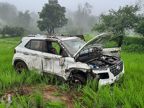 नाशिक : डहाळेवाडी येथे १०० मिटरपर्यंत दूर जाऊन भात शेताच्या आवणामध्ये कोसळलेली कार. (छाया: तुकाराम रोकडे)