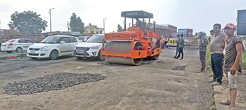 ओझर : दहावा मैल चौफुली येथे सुरु झालेले खड्डे बुजविण्याचे काम सुरु करण्यात आले आहे. (छाया : मनोज कावळे)