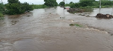 सोमेश्वरनगरला ढगफुटी झाल्याने शेतीचे मोठे नुकसान झाले आहे.(छायाचित्र : युवराज खोमणे)