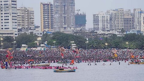 मुंबईत गणरायाला निरोप देण्यासाठी गणेश भक्तांचा महासागर लोटला