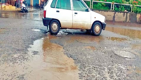 कराड : ऑलिंपिकवीर स्व. खाशाबा जाधव आयलँडजवळील रस्त्याची अशी दुरवस्था आहे. पावसाळ्यात खड्ड्यांमध्ये पाणी साचून राहते. (छाया : युवराज मस्के)