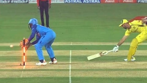 IND vs AUS : दिनेश कार्तिकने हाताने बेल्स पाडूनही धोकादायक मॅक्सवेल आऊट? पहा काय आहे प्रकरण..