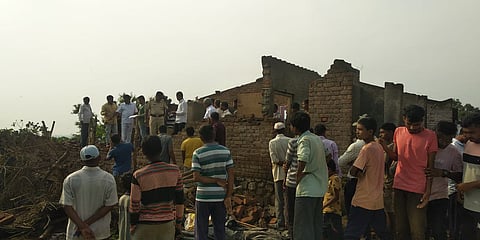 पिंपळनेर : साक्री तालुक्यातील खरडबारी येथे घरांची पडझड झाल्याने मदतकार्यासाठी सरसावलेले लोकप्रतिनिधी आणि अधिकारी तसेच पंचनामा करताना कर्मचारी. (छाया : अंबादास बेनुस्कर)