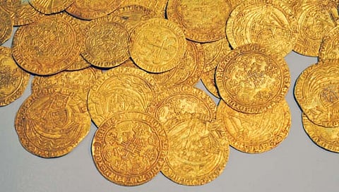 घरात सापडली सोन्याची नाणी!