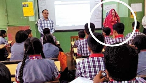 रोबो शिक्षिका करीत आहे अध्यापनाचे कार्य