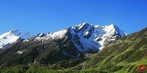 भोसरी : 6100 मीटर उंचीवरून ‘लेक वाचवा’चा संदेश