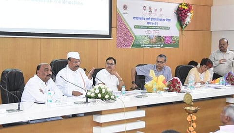 पुणे : दर्जेदार बियाणे, कृषी औजारे शेतकर्यांच्या बांधावर पोहोचवा; कृषीमंत्री अब्दुल सत्तार यांच्या सूचना