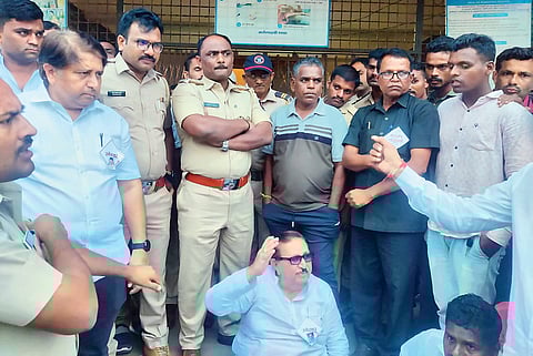 अकोले : बोगस मतदान केल्यावरून दोन्ही गटात राडा, मधुकर पिचड यांचे ठिय्या आंदोलन