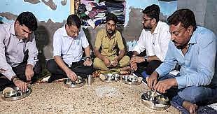 अहमदाबाद : अरविंद केजरीवाल यांनी केले ऑटोरिक्षा चालकाच्या घरी जेवण, ज्याचे कुटुंब आहे भाजप समर्थक