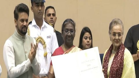 जेष्ठ अभिनेत्री आशा पारेख दादा साहेब फाळके पुरस्काराने सन्मानित