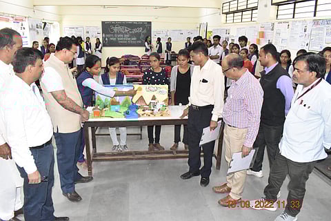 नाशिकरोड : अविष्कार विज्ञान संशोधन प्रकल्पाची पाहणी करताना प्राचार्य डॉ.अशोक बोराडे. समवेत प्राचार्य डॉ.विजय मेधने, डॉ.सोपान एरंडे, प्रा.दिलीप जाधव आदी. (छाया: उमेश देशमुख)