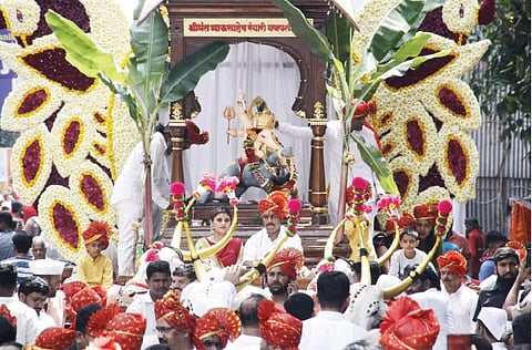 श्रीमंत भाऊसाहेब रंगारी गणपती ट्रस्टच्या गणरायाची मिरवणूक लक्षवेधी ठरली. त्यात मंडळाचे विश्वस्त आणि उत्सवप्रमुख पुनीत बालन आणि जान्हवी धारिवाल-बालन सहभागी झाले.