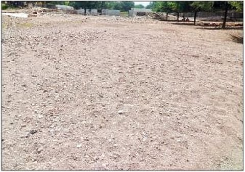 शिर्सुफळ येथील बाजारतळात वाहून आलेली वाळू.